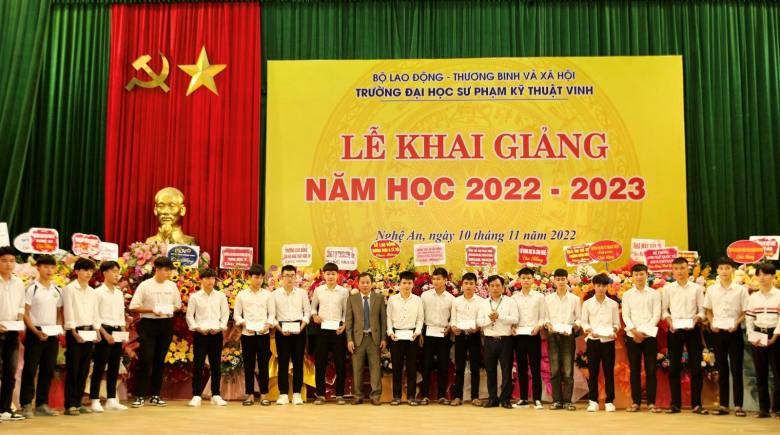 Toyota Việt Nam trao 200 suất học bổng hỗ trợ sinh viên ngành kỹ thuật và âm nhạc