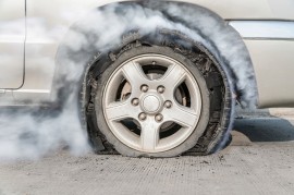 Những nguyên tắc an toàn cần nhớ nếu xe nổ lốp khi đang chạy tốc độ cao